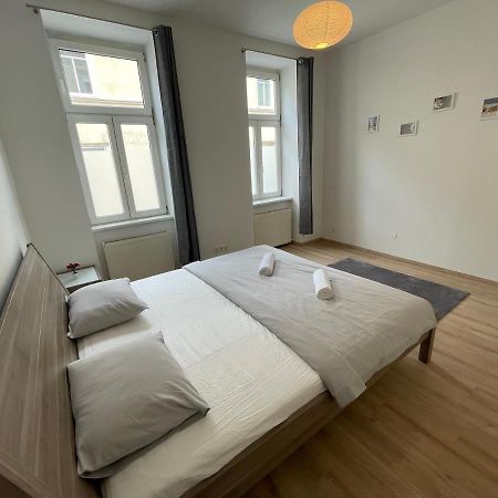 Cozy 8-Person Home In Vienna Located At Haberlgasse 82 N1 Экстерьер фото